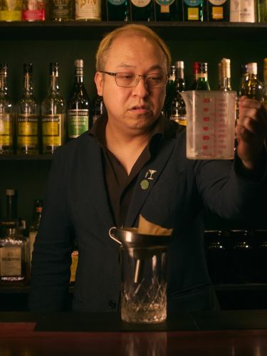 即使不去太空，
人類已經具備了理解宇宙的能力。

拋棄你的翅膀吧。
觀察和計算，
這是鼓起一點勇氣的結果。

酒類領域的情況也是如此。
與其用武力壓制野性，
觀察結構並洗去多餘的部分。

洗。

曾經是一種讓飲料更容易上手的技術，
它現在已經發展成為一種重新設計風味特徵的方法。

玻璃杯中擴散的物質是
一個雖小卻確定無疑的宇宙。

舊技術是
它始終是通往新創造的門戶。

---

Humanity learned to understand the universe
without ever leaving the ground.

By discarding its wings,
it chose observation, calculation,
and a quiet kind of courage.

The world of spirits followed the same path.
Not by overpowering roughness,
but by reading structure
and washing away what is unnecessary.

Wash.

Once a technique to tame harsh spirits,
it has evolved into a method
to redesign flavor itself.

What unfolds in the glass
is a small, deliberate universe.

Old techniques
are often the doorway to new creation.

#bartsuchiya #雞尾酒吧 #調酒 #中式茶雞尾酒 #成田雞尾酒