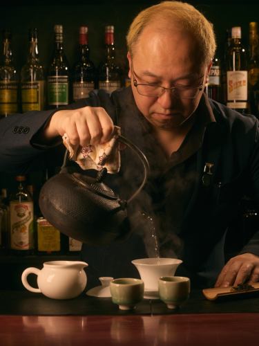 芸術は、誰かのために息をする。
中国茶とカクテルの出会いは、ひどく繊細で、
生と死、やさしさと厳しさ、そのすべてを静かに抱きしめる。

飲み干した、その瞬間、
グラスの底に宇宙がひらき、
あなたはそこへ、ほどけるように溶けていく。

今日も、その境地を願いながら、
私は一杯を仕上げる。

ーーーー

Art exists to breathe for someone.
The meeting of Chinese tea and cocktails is delicate—
quietly holding life and death,
tenderness and severity, all at once.

When the last drop is gone,
the universe opens at the bottom of the glass,
and you begin to dissolve into it.

Today as well,
I craft each drink, hoping for that moment.

#bartsuchiya #cocktailbar #mixology  #中国茶カクテル #成田カクテル