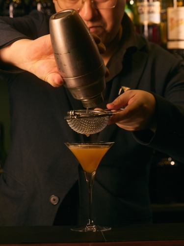 Every day you face something different.
That's cocktail making.

temperature.
Humidity.

Customer's body temperature.

Ice conditions.
the individuality of the material.

and
The bartender's own condition.

actually
Even on days when I'm feeling too good
It may affect the taste.

That's why it's important

To always produce the same taste.

Furthermore,

Being able to create the "taste of the restaurant."

"This is my taste."

That's easy to say.

But then
Even someone who has just picked up a shaker today for the first time can do it.

Even if you keep polishing
The answer will be updated little by little.

Every day in different conditions
Layering data and sensibility.

Observe the customer
Use your imagination
Assemble the cup.

That is surely

It's art and science.

If you're interested
That world
Take a look in the glass.

A cup that lets you feel the world.

BAR TSUCHIYA

----
Every day, we face something different.
That is part of what it means to make cocktails.

Temperature.
Humidity.

The warmth of the guest.

The condition of the ice.
The character of the ingredients.

And the bartender's own condition.

In fact, even being in too good of a state
can influence the taste.

That is why the most important thing is this:

To deliver the same flavor, every time.

More precisely,

to deliver the taste of the bar.

“It's my style.”
“It’s my cocktail.”

Those words are easy to say.

But if that were enough,
even someone holding a shaker for the first time today could say the same.

Even if we keep refining our craft,
the answer keeps evolving.

Because every day brings different conditions.

So we build each drink
with both data and intuition.

Observing the guest.
Using every bit of imagination.

Composing a single glass.

It is, in a sense,

both art and science.

If this world interests you,
come and take a glimpse of it
inside a glass.

A drink that lets you feel the world.

BAR TSUCHIYA

#bartsuchiya #cocktailbar #mixology #Chinese tea cocktail #Narita cocktail