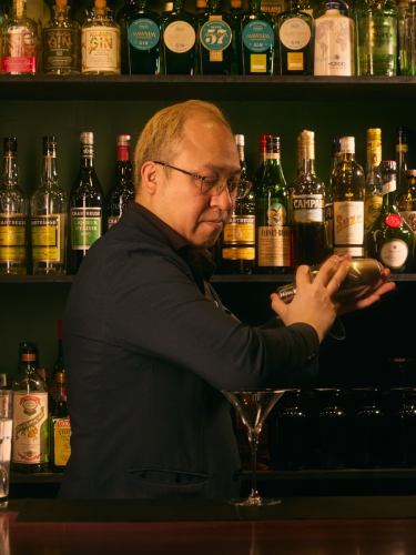 Every day you face something different.
That's cocktail making.

temperature.
Humidity.

Customer's body temperature.

Ice conditions.
the individuality of the material.

and
The bartender's own condition.

actually
Even on days when I'm feeling too good
It may affect the taste.

That's why it's important

To always produce the same taste.

Furthermore,

Being able to create the "taste of the restaurant."

"This is my taste."

That's easy to say.

But then
Even someone who has just picked up a shaker today for the first time can do it.

Even if you keep polishing
The answer will be updated little by little.

Every day in different conditions
Layering data and sensibility.

Observe the customer
Use your imagination
Assemble the cup.

That is surely

It's art and science.

If you're interested
That world
Take a look in the glass.

A cup that lets you feel the world.

BAR TSUCHIYA

----
Every day, we face something different.
That is part of what it means to make cocktails.

Temperature.
Humidity.

The warmth of the guest.

The condition of the ice.
The character of the ingredients.

And the bartender's own condition.

In fact, even being in too good of a state
can influence the taste.

That is why the most important thing is this:

To deliver the same flavor, every time.

More precisely,

to deliver the taste of the bar.

“It's my style.”
“It’s my cocktail.”

Those words are easy to say.

But if that were enough,
even someone holding a shaker for the first time today could say the same.

Even if we keep refining our craft,
the answer keeps evolving.

Because every day brings different conditions.

So we build each drink
with both data and intuition.

Observing the guest.
Using every bit of imagination.

Composing a single glass.

It is, in a sense,

both art and science.

If this world interests you,
come and take a glimpse of it
inside a glass.

A drink that lets you feel the world.

BAR TSUCHIYA

#bartsuchiya #cocktailbar #mixology #Chinese tea cocktail #Narita cocktail