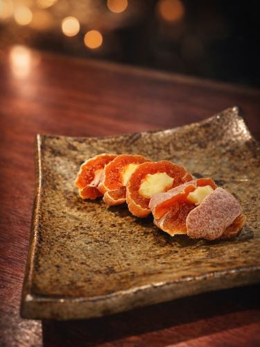 Dried persimmon butter.

The sugar in dried persimmons is created by the time it takes to dry.
Quietly concentrated.
Then the fat from the butter is added,
Melt the corners, round the contours, and design the aftertaste.

Sweetness and fat.
When different "concentrations" meet,
Taste creates a microcosm.

And finally, what remains is
A refined, comfortable solitude.

The wild animals continued to pursue food.
Eventually, rationality is attained,
elevate it to culture.

Dried persimmons gently absorb the alcohol's stimulation,
Adjust your sensitivity to the next cup.
This isn't just a snack.
A "prelude" to a cocktail.

Tonight, with your inquisitive mind.
Between reason and wildness.

Dried Persimmon & Butter.

The sugars of dried persimmon are edited by time itself—
condensed, refined, intensified.
Then butter enters, its fat softening the edges,
rounding the contours, designing the finish.

Sweetness and fat.
When two forms of “concentration” meet,
the palate becomes a small universe.

What lingers at the end
is a sharpened, comfortable solitude.

The beast that once pursued flavor
acquires social reason
and becomes human.

Dried persimmon seems to temper the sharpness of alcohol,
resetting the senses for the next glass.
Not merely a pairing—
but a prelude to a cocktail.

Tonight, with your curiosity.
Somewhere between instinct and intellect.

#bartsuchiya #cocktailbar #mixology #Chinese tea cocktail #Narita cocktail