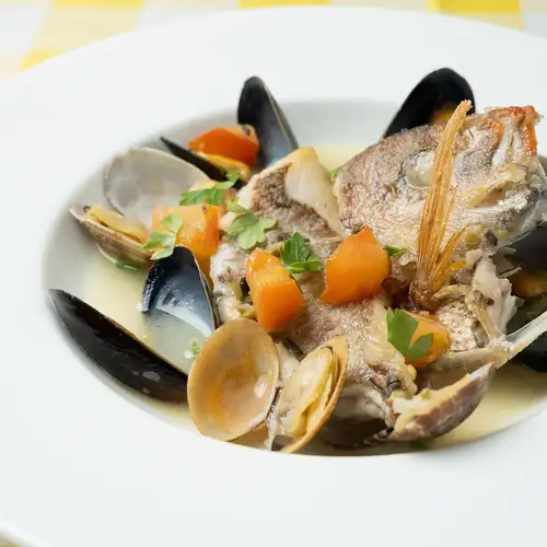 【海の恵みを凝縮】鮮魚と貝類のアクアパッツァ◆素材の旨味が溶け込んだスープが絶品の一皿