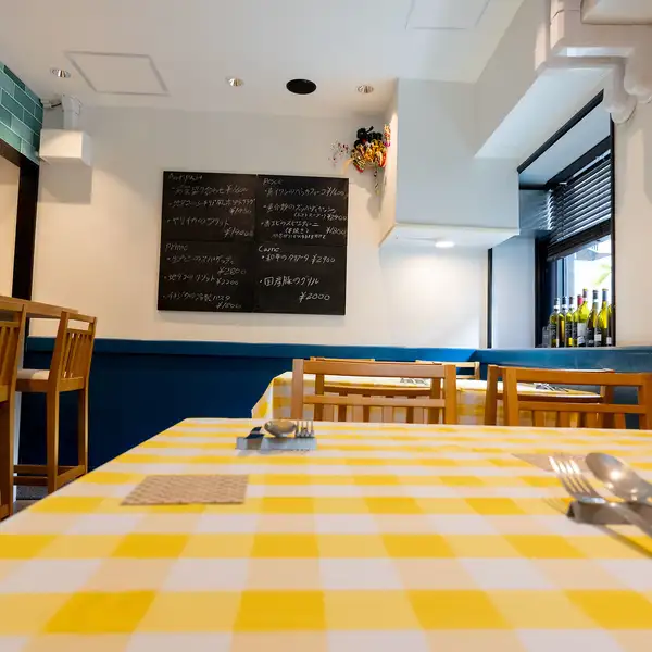 個人経営の小さなお店だからこそ実現できる、温かみのある落ち着いた雰囲気が自慢です。少人数での集まりやプライベートな食事会など、周囲を気にせずゆったりとリラックスして過ごせます。三崎の魚や地場野菜を活かしたこだわりのシチリア料理とともに、心地よく快適な時間を心ゆくまでお楽しみください♪