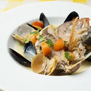 鮮魚と貝類のアクアパッツァ(スープ仕立て)