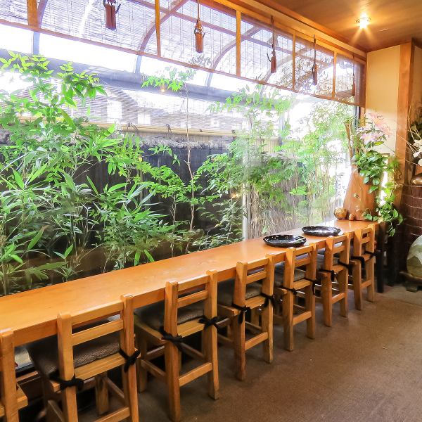 穏やかで上質な京の雰囲気を感じさせる空間です。店内は木を基調とし、ほのかに香が香ります。お食事にいらっしゃるお客様は、お一人のかたやご夫婦など様々。カウンター席からの景色は、鮮やかな竹の緑。清々しい気持ちで食事をお楽しみいただけます。