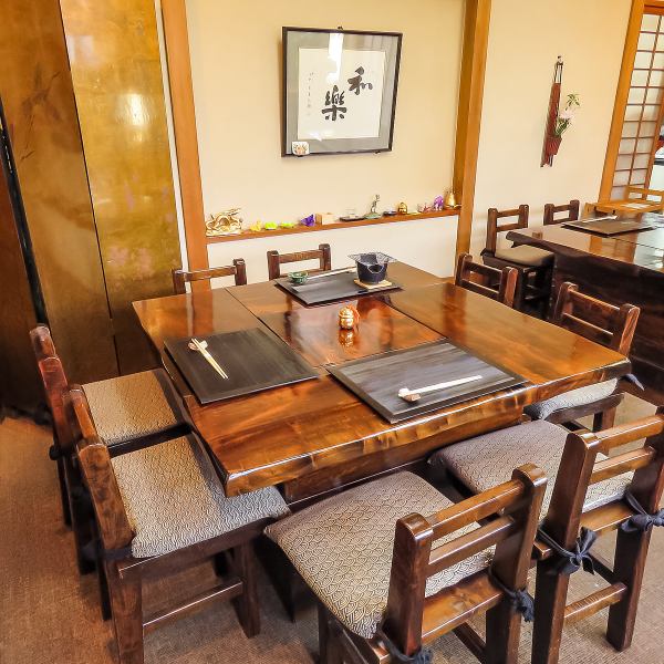 The table seating is a large seating for up to 8 people.It's a perfect place for a birthday party, a meal with a friend, or a nice girl's gathering at a medium sized meeting.As it is a square seat, it is also attractive to be able to meet everyone and eat evenly.