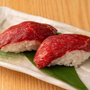 Marbled horse meat sushi (2 pieces)