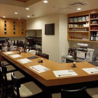当店のカウンターは広々とした8席をご用意しており、おひとり様でも大歓迎です。落ち着いた雰囲気の中で、ゆったりとお食事やお酒を楽しんでいただけます。仕事の疲れを癒しに、ぜひ当店へお越しください。心を込めておもてなしし、あなたの特別なひとときを演出いたします。豊富なメニューをお楽しみください。