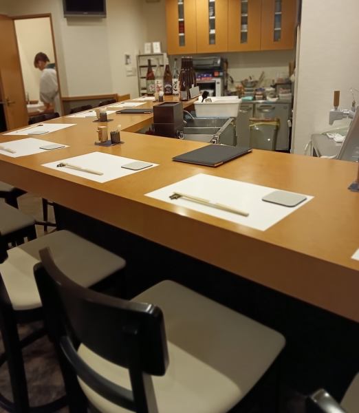カウンター席8席のゆったりとした空間で、周りを気にせず心ゆくまでお料理とお酒をお楽しみください。お客様同士、そしてスタッフとの距離感も心地よく、それぞれが思い思いの時間を過ごせるよう配慮しています。