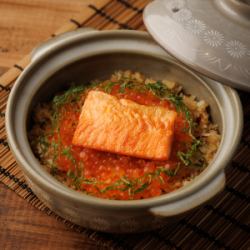 Grilled salmon and salmon roe rice in a clay pot