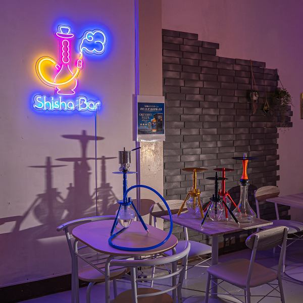 <Shisha main area> There is a shisha area in the back after entering from the store entrance.The atmosphere inside the shop is lit by neon tubes. You can use it in a variety of situations, such as chatting with friends while smoking shisha, or enjoying alcoholic beverages.