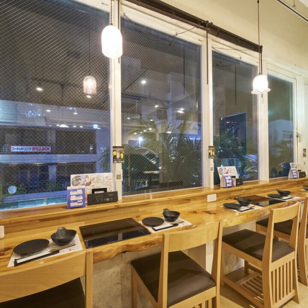 国際通りを眺めながらお食事ができる、カウンター席をご用意！普段のディナーはもちろん、カップルやご夫婦での観光のディナーにもおすすめ。