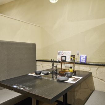 ゆったりとくつろげるソファー席。お子様連れの方にもゆっくりお食事をお楽しみいただけます。
