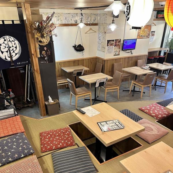 足を伸ばせてゆったり…掘りごたつテーブルが落ち着きます。カウンターやテーブル席もございます!
