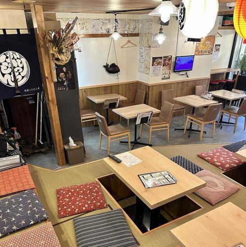 <p>足を伸ばせてゆったり…掘りごたつテーブルが落ち着きます。カウンターやテーブル席もございます!</p>