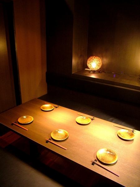 個室充実☆間接照明の落ち着いた雰囲気の店内は全15室の個室を完備！女子会やデート、合コンに最適です♪窓際の個室は特別な空間です★奥行きがあり広々とした快適な空間をお約束いたします☆