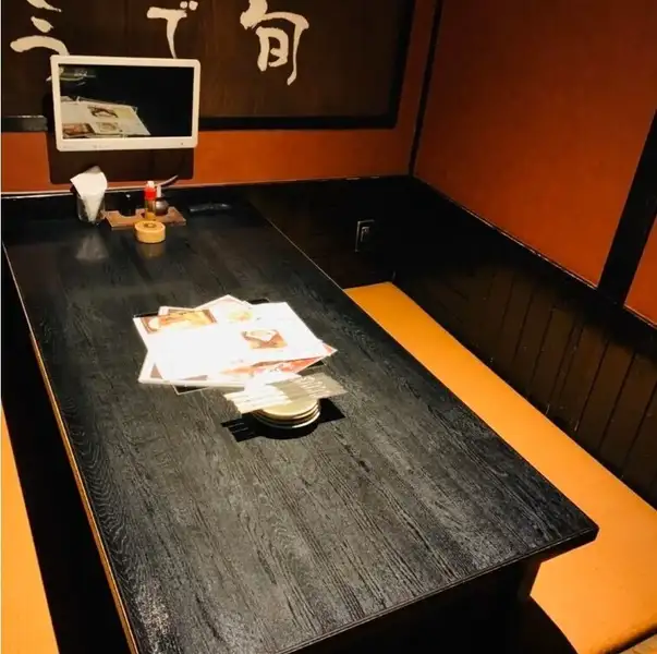 【テーブル席】2名様からご利用頂けるテーブル席をご用意しております。小さいお子様連れでもお使いいただける造りとなっており、安心してお食事をお楽しみいただけます♪ご家族でのお食事に、ママ友会に、会社同僚との飲み会に、ぜひ様々なシーンでご利用ください◎