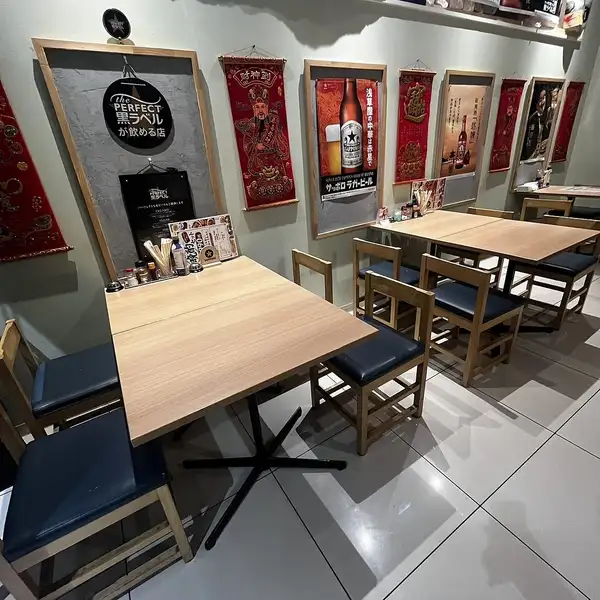 《気軽に立ち寄れる町中華◎》素朴で親しみやすさを感じさせる入り口から店内へ入ると、優しいパステルグリーンの壁とライトウッド×ネイビーのテーブルセットが清々しさを感じさせる明るい空間が広がっています◎どなたにも過ごしやすく居心地の良い内装はシーンを選びません♪