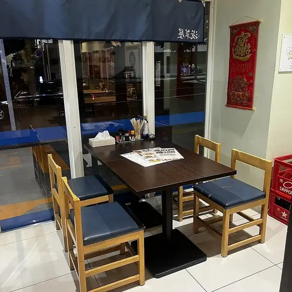 《昭和レトロな懐かしい雰囲気で◎》店内はいたるところに昭和レトロなポスターが飾られていて独特の雰囲気を醸し出しています。若い方にとっては新鮮で心惹かれるカルチャーであり、ご年配の方にとっては昔懐かしくほっとするエッセンス。普段と違ったお食事を楽しみたい方にピッタリ◎