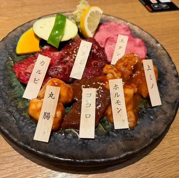 まずは、この肉盛り!萬屋特盛り