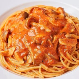 Mushrooms in tomato cream sauce