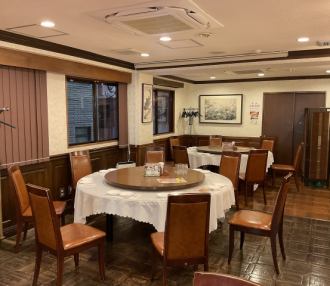 １７名様～２４名様までご利用いただけます大宴会席です。受付テーブルやマイクの設置も可能。ご利用人数、ご利用目的に応じ様々な個室がアレンジ可能です。詳細につきましてはどうぞお気軽にお問い合わせください。TEL: 045-211-2866（受付）