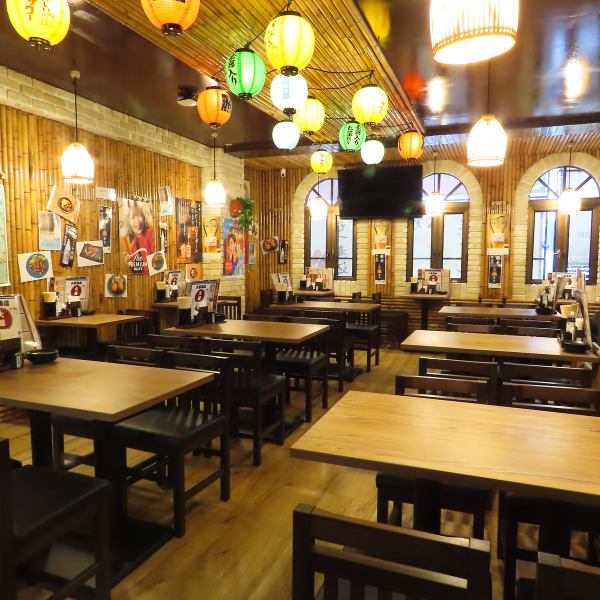 天井には色鮮やかな提灯が飾られ、和の雰囲気を感じられるお店です♪居心地の良い空間の中で、ゆったりとお食事をお楽しみください。池袋駅西口から1分とアクセスも良好！どなた様も気軽に訪れることができます☆英語や中国語のメニューもご用意しておりますので、外国のお客様も安心してご利用いただけます！