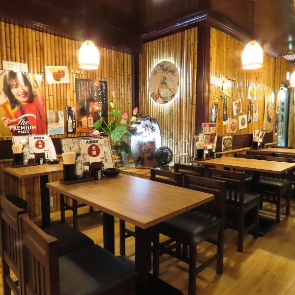 店内は清潔感のある落ち着いた雰囲気の空間。温かみのある木の素材で統一され、心地よい照明に癒されます♪Wi-Fiも完備しているので、ちょっぴり長居しても安心。肩ひじ張らずに、リラックスして過ごせるお店です！仕事終わりにお立ち寄りいただくのも、週末にご家族でご利用されるのも大歓迎◎お気軽にお越しください！