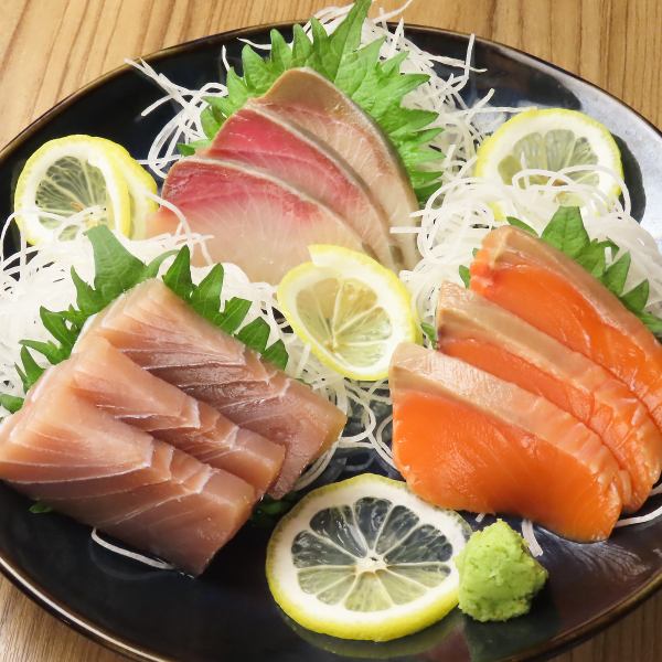 刺身3種盛りやもつ煮込み、手羽先餃子、エイヒレなどなど…お酒と合わせても美味しい料理が勢揃い☆
