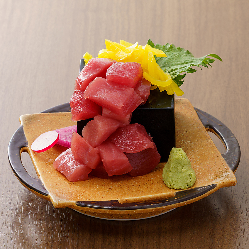 名物!『マグロぶつ』新鮮なマグロをお値打ちに堪能いただけます
