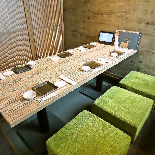 【仲の良いご友人・知人様とのお食事に最適な個室席】ゆったりお過ごし頂ける個室席を完備しており、広々とした空間でのお食事とお酒をお愉しみいただけます。お料理やお酒も豊富にご用意しておりますので、飲み会やお食事の席に最適です。
