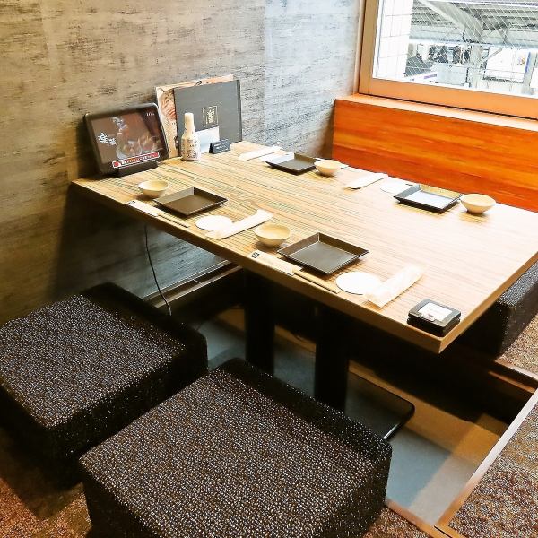 【デート・女子会にも】店内は和モダンでくつろげる空間。落ち着いた雰囲気の個室でゆったりとお過ごし頂けます。デートや記念日、接待などプライベートな飲み会にご利用ください。疲れた足を伸ばしながらお食事をお愉しみいただけます。