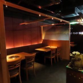 4名掛けのテーブル席を複数ご用意しており、ブラインドで仕切って周りを気にせずゆっくりお過ごしいただけます。地元のご友人との時間にオススメです◎