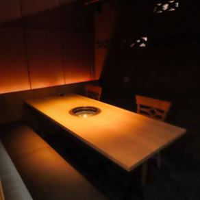 広々としたテーブル席は、複数人で食事をするのに最適です。自慢の焼肉と美味しいお酒とともにゆっくりと会話をお楽しみください！