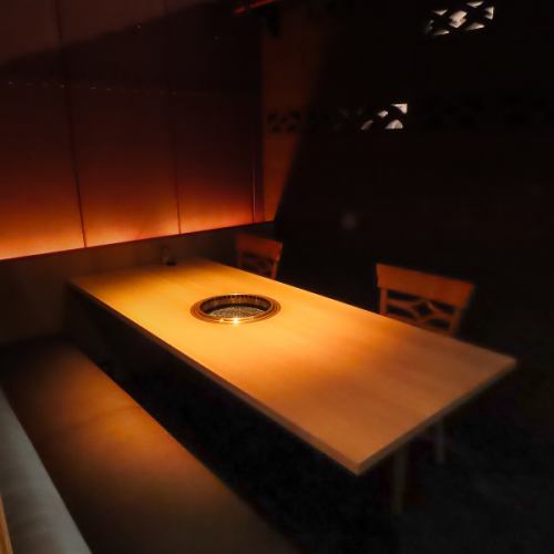 広々としたテーブル席は、複数人で食事をするのに最適です。自慢の焼肉と美味しいお酒とともにゆっくりと会話をお楽しみください！