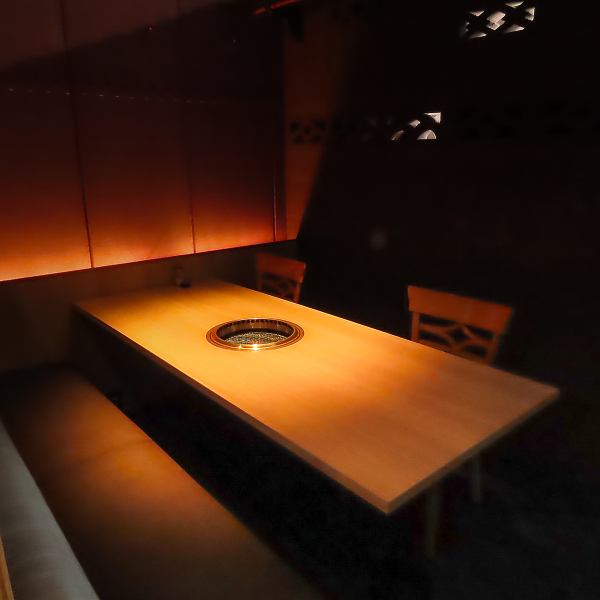 駐車場を7台完備しており、お車でのご来店も安心です。お店の真裏と近隣にもパーキングがございますので、お車でお越しの方も安心してご利用いただけます。6名様掛けの掘りごたつ席もございますので、各種宴会や貸切など、様々なシーンでご利用ください！