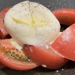 ブラータチーズのカプレーゼ