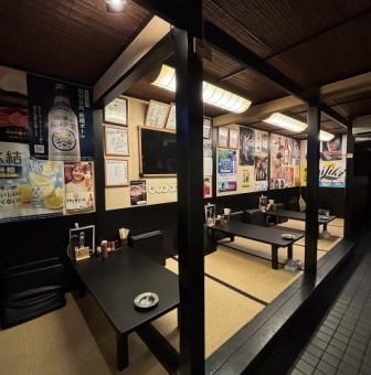 小上りは、4名席×3卓。　足を伸ばしてくつろげます。