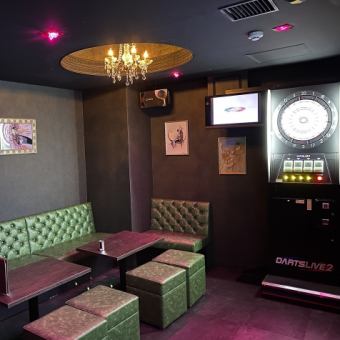 【ソファ個室完備～ダーツ付～】4～8名前後でのパーティーなどに使えるソファー個室席をご用意★歓迎会,送別会,女子会,誕生日会などに★ダーツマシンも付いているので、仲間でわいわい楽しいひとときを過ごせます！プライベートな個室席は大変人気がありますので事前のご予約がオススメです♪お気軽にお問合せください！