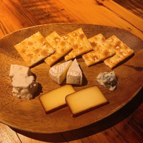 Assorted cheese and crackers