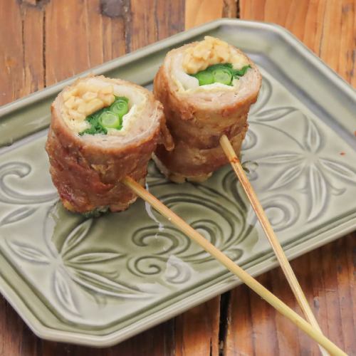 Green onion sticky natto pork roll skewers