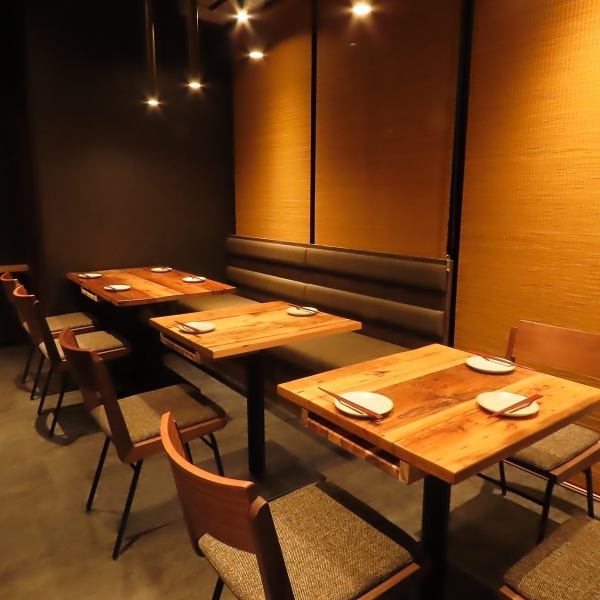 There are many tables available, making it perfect for dining with a group of friends or with family. The tables can also be joined, allowing for dining for up to 18 people! Counter seats are also available.