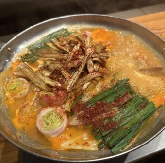 辣味噌火锅，配鸡胗、生菜和猪肉