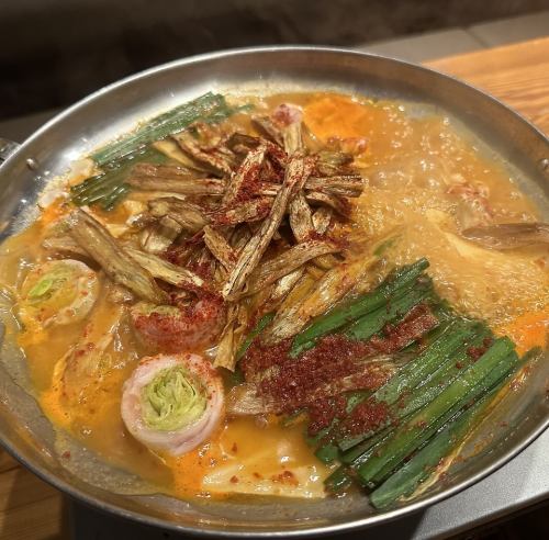 辣味噌火锅，配鸡胗、生菜和猪肉
