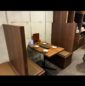 野菜巻き串のショウケース見渡せる落ち着いたテーブル席になっております。