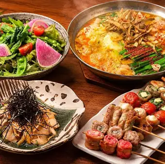 我们的招牌菜!8道菜套餐,包括蔬菜卷串、芝麻脆皮鰤鱼和和牛辣味噌杂碎火锅,仅需7150日元!*包含2小时畅饮!