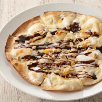 甜点披萨用生巧克力和棉花糖