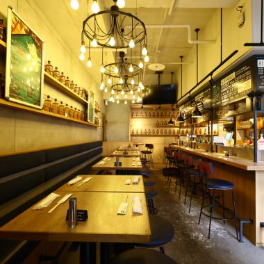 我们的餐厅可预订供私人使用！最多可容纳 55 人！非常适合大型饮酒聚会、派对、婚礼余兴派对等。 ◎ 在我们时尚的餐厅享用美味的食物和饮料。如果您想租用私人房间，请联系我们的商店。我们将准备适合场合的座位！