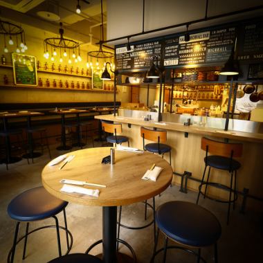 交通便利，距离荣站步行只需2分钟！如果您想举办私人酒会，请来名古屋Highball BAR♪您可以在这家略带成人气息的酒吧放松身心，度过愉快的时光。请用于酒会和聚会您也可以观看体育比赛。我们期待您的使用。