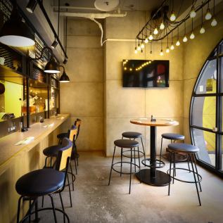 세련된 분위기의 점내는 조용한 시간이 흐르는 차분한 공간.여자회나 친구와의 마시기회 등, 자유로운 스타일로 이용해 주세요.좋아하는 술로 건배하면, 대화도 식사도 분위기가 오르는 것 틀림없음! 또, 음료와 궁합 발군의 푸드도 충실."홈메이드 프라이드 치킨"등 당점의 맛을 즐겨주세요.